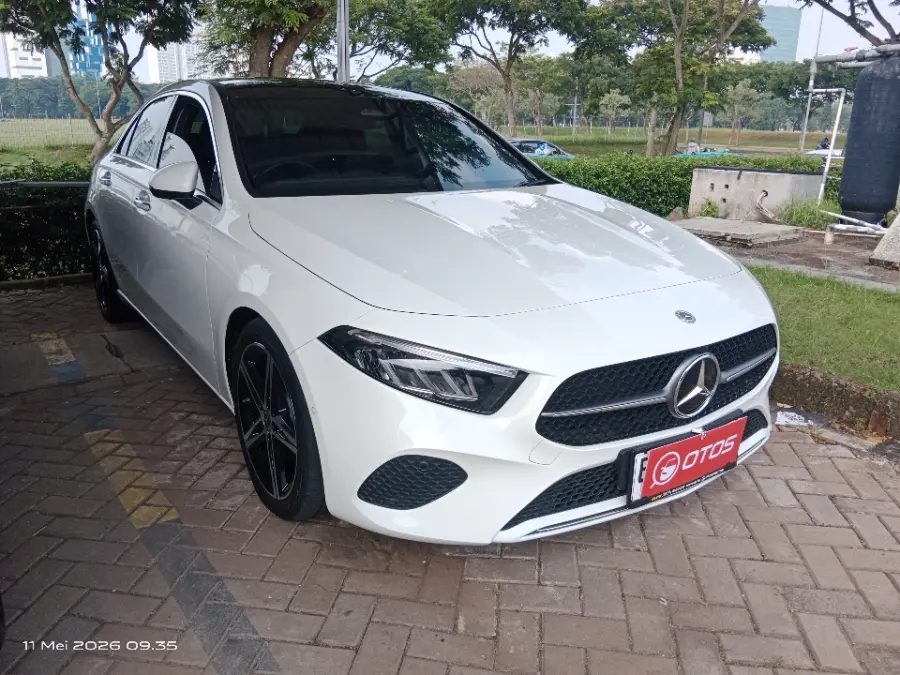 Foto Mobil Bekas Kanan Depan Mercedes-Benz A200 1.3 tahun 2023
