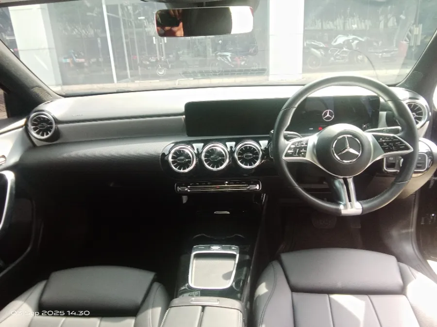 Foto Mobil Bekas Dashboard Mercedes-Benz A200 1.3 tahun 2024