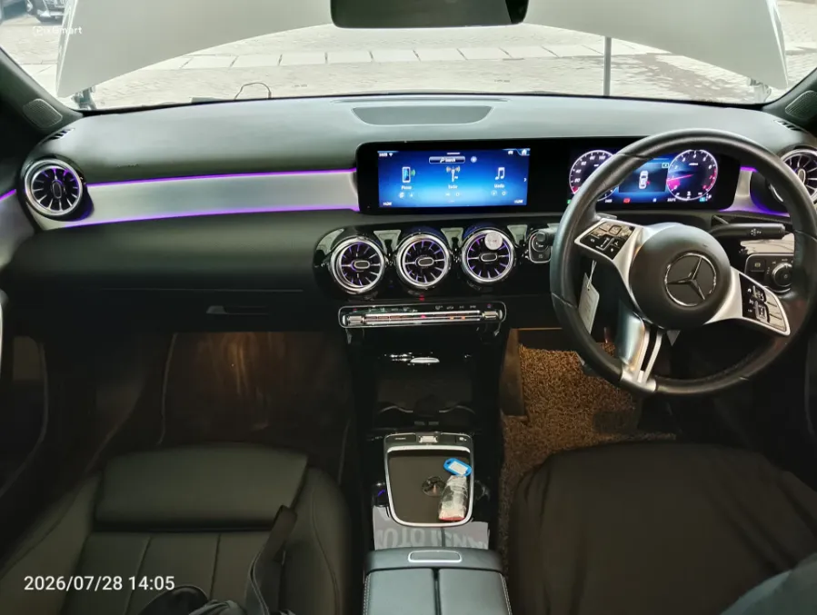 Foto Mobil Bekas Dashboard Mercedes-Benz A200 1.3 tahun 2024
