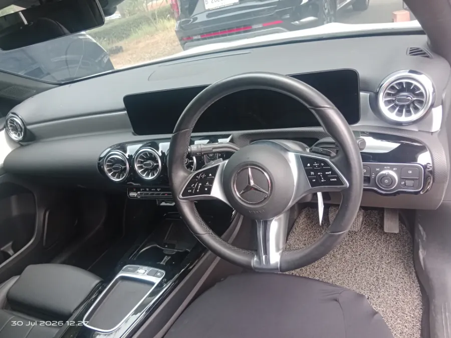 Foto Mobil Bekas Dashboard Mercedes-Benz A200 1.3 tahun 2024