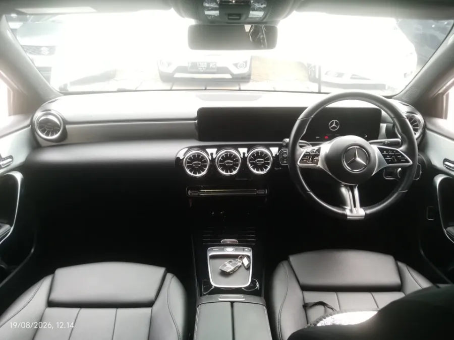Foto Mobil Bekas Dashboard Mercedes-Benz A200 1.3 tahun 2024