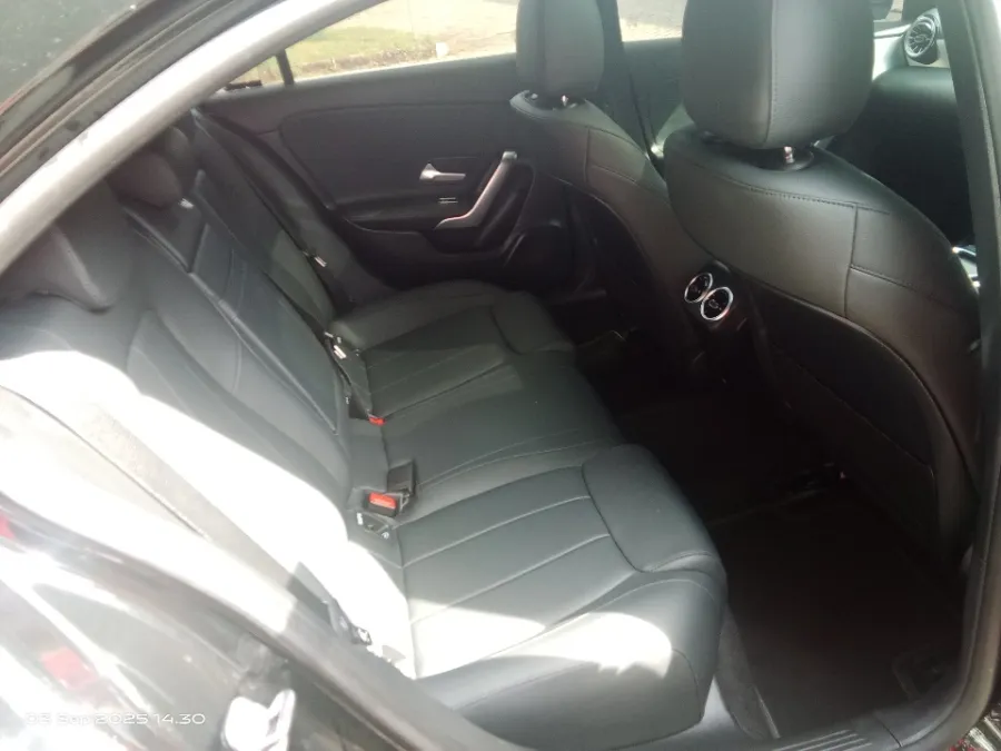 Foto Mobil Bekas Kabin Belakang Mercedes-Benz A200 1.3 tahun 2024