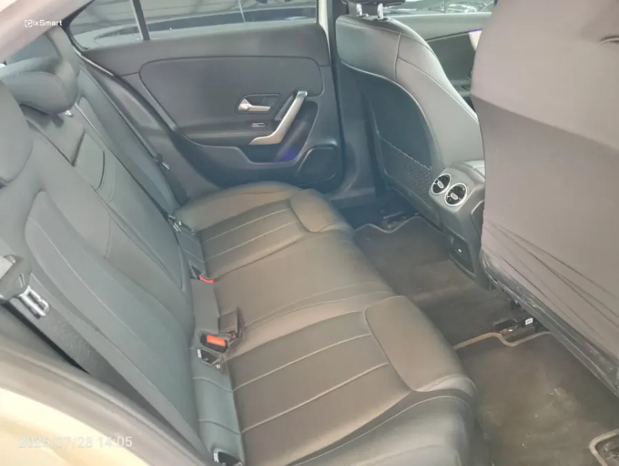 Foto Mobil Bekas Kabin Belakang Mercedes-Benz A200 1.3 tahun 2024