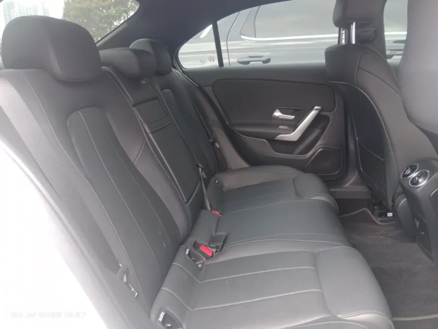 Foto Mobil Bekas Kabin Belakang Mercedes-Benz A200 1.3 tahun 2024