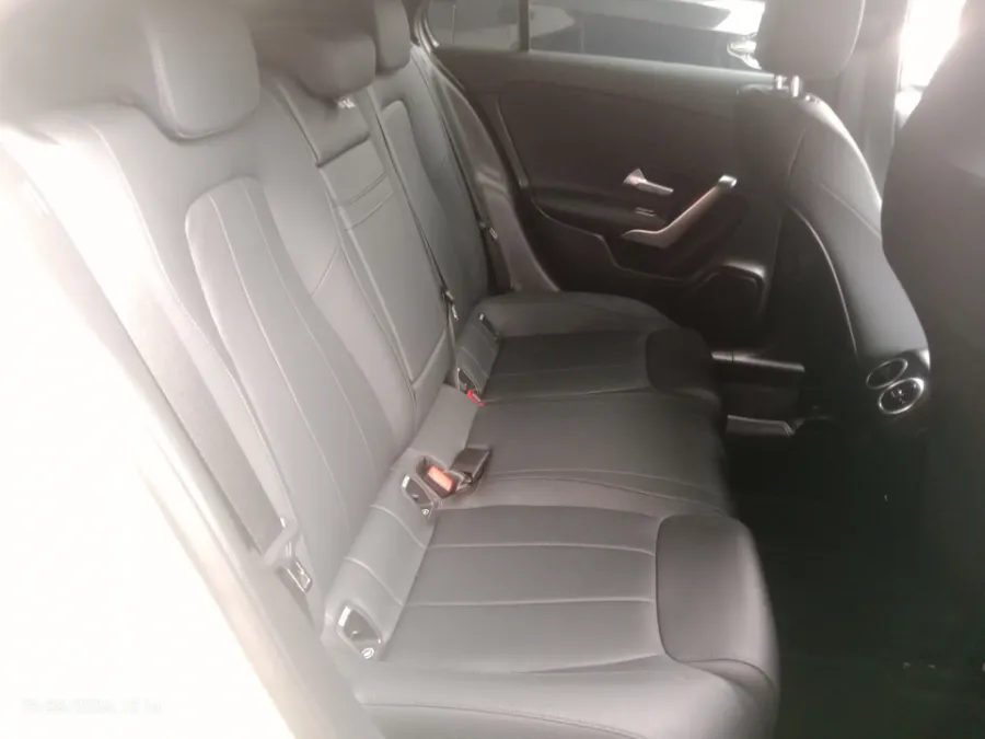 Foto Mobil Bekas Kabin Belakang Mercedes-Benz A200 1.3 tahun 2024