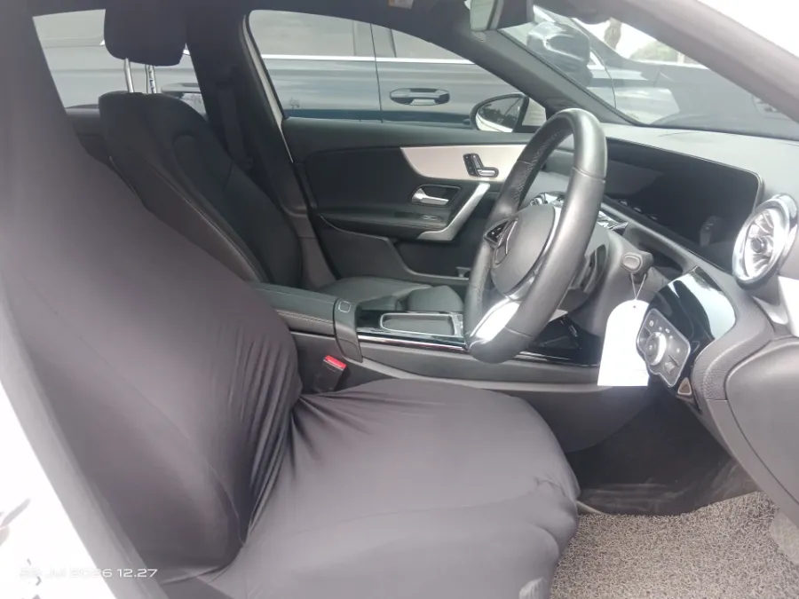 Foto Mobil Bekas Kabin Depan Mercedes-Benz A200 1.3 tahun 2024