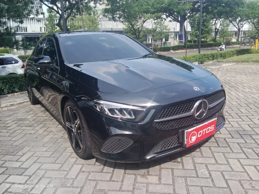 Foto Mobil Bekas Kanan Depan Mercedes-Benz A200 1.3 tahun 2024