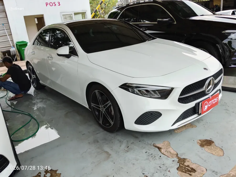 Foto Mobil Bekas Kanan Depan Mercedes-Benz A200 1.3 tahun 2024