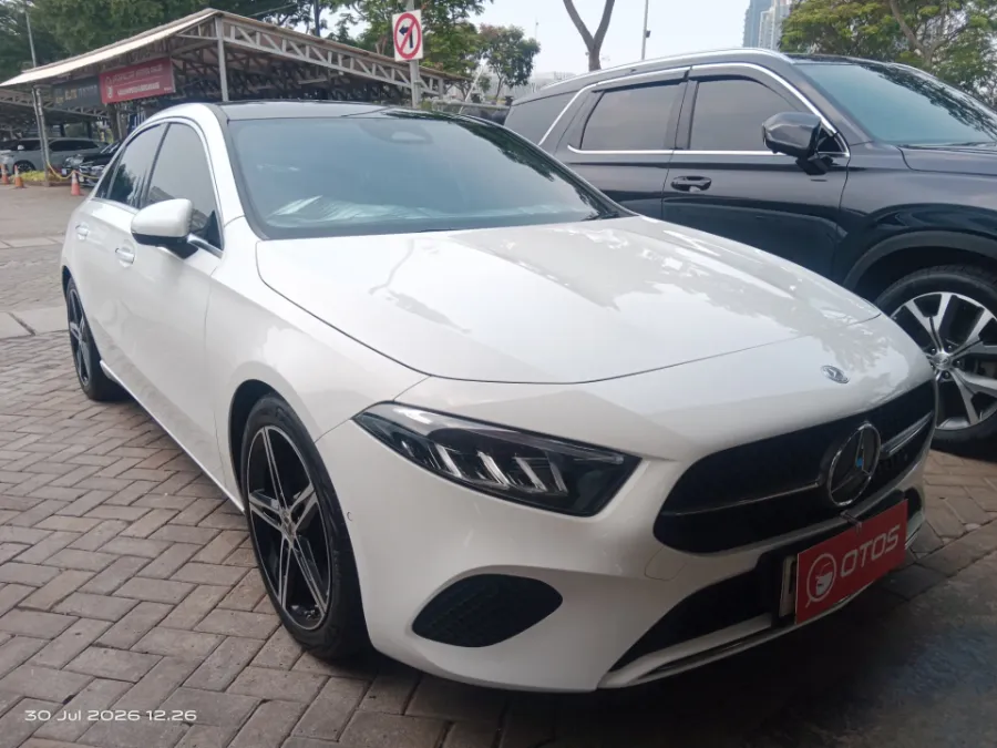 Foto Mobil Bekas Kanan Depan Mercedes-Benz A200 1.3 tahun 2024