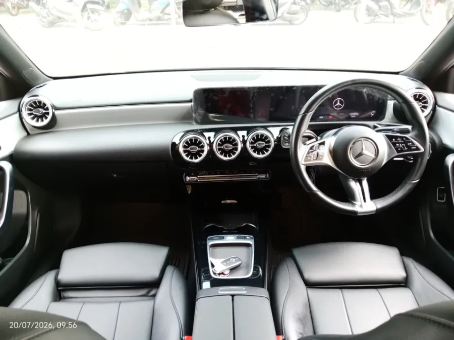 Foto Mobil Bekas Dashboard Mercedes-Benz A200 1.3 Progressive Line tahun 2023