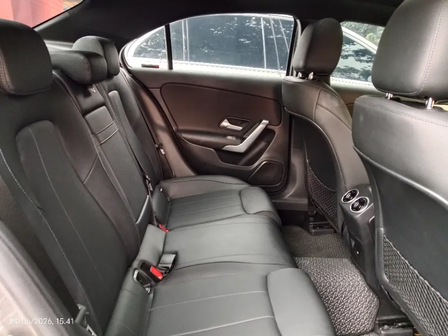 Foto Mobil Bekas Kabin Belakang Mercedes-Benz A200 1.3 Progressive Line tahun 2023