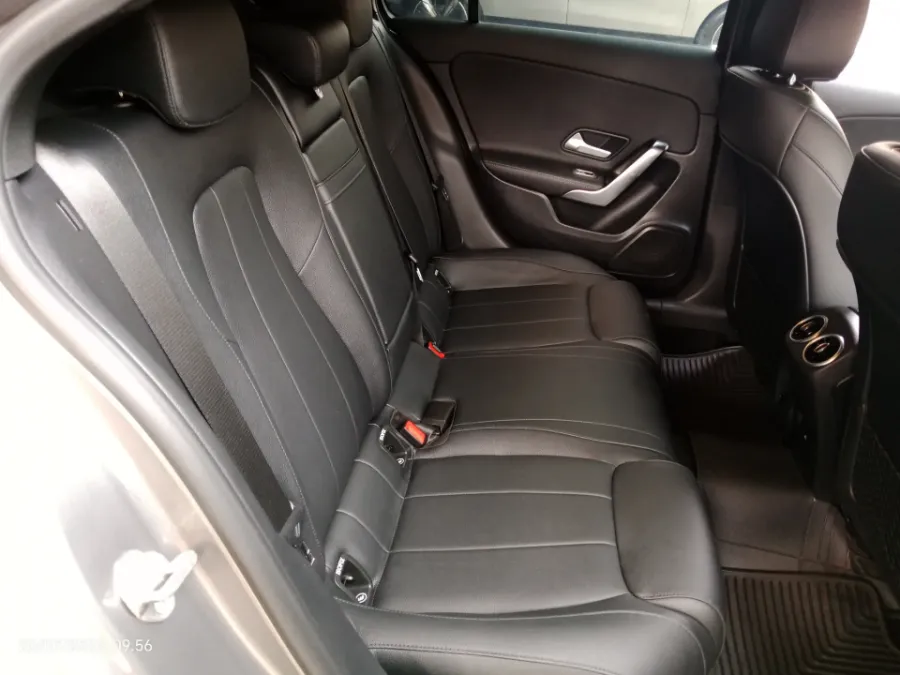 Foto Mobil Bekas Kabin Belakang Mercedes-Benz A200 1.3 Progressive Line tahun 2023