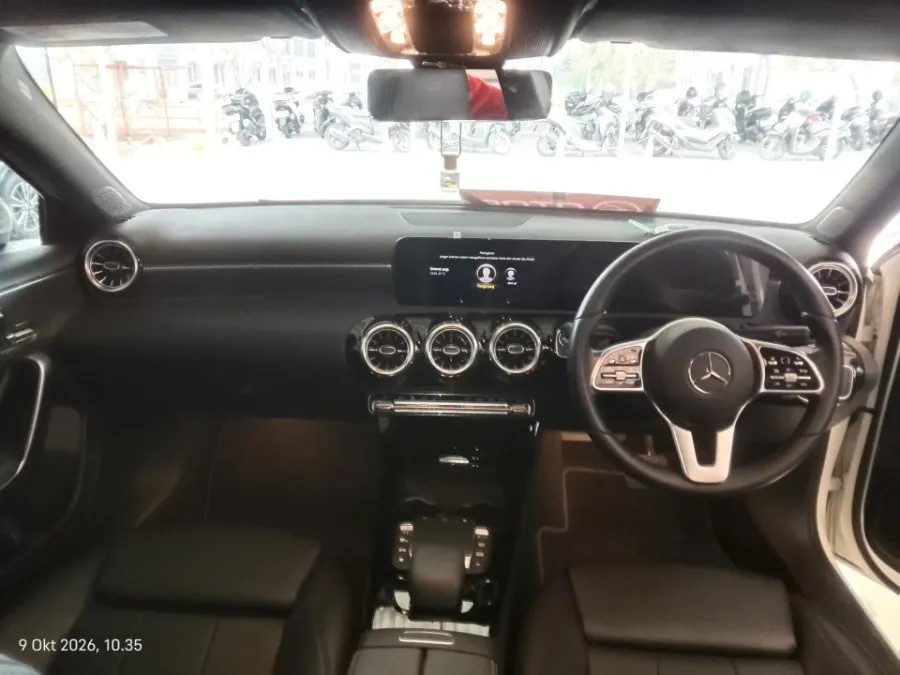 Foto Mobil Bekas Dashboard Mercedes-Benz A200 1.6 tahun 2023