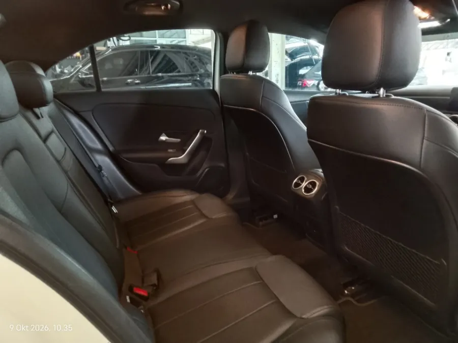 Foto Mobil Bekas Kabin Belakang Mercedes-Benz A200 1.6 tahun 2023