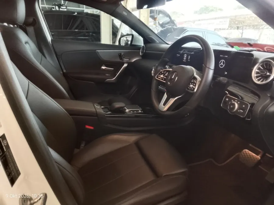 Foto Mobil Bekas Kabin Depan Mercedes-Benz A200 1.6 tahun 2023