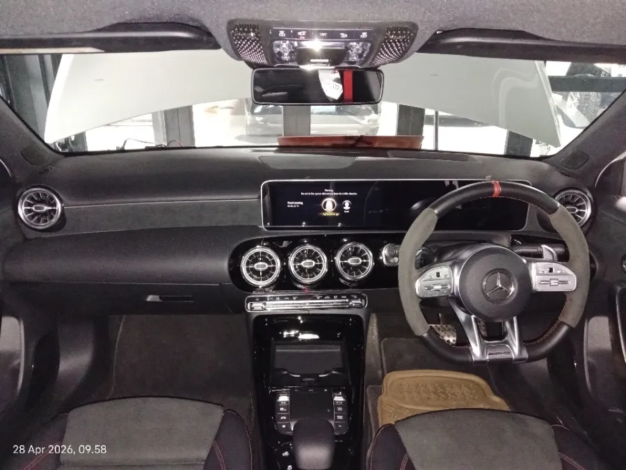 Foto Mobil Bekas Dashboard Mercedes-Benz A35 AMG 2.0 4MATIC tahun 2020