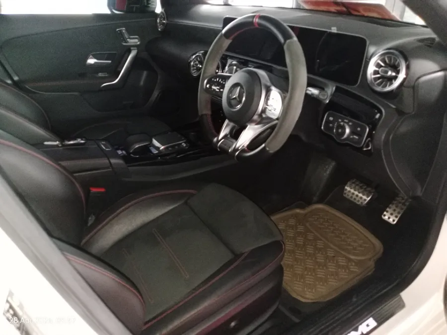 Foto Mobil Bekas Kabin Depan Mercedes-Benz A35 AMG 2.0 4MATIC tahun 2020