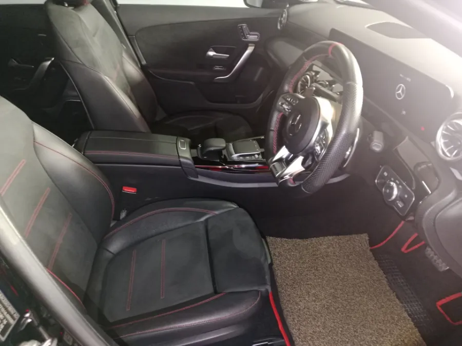 Foto Mobil Bekas Kabin Depan Mercedes-Benz A35 AMG 2.0 4MATIC tahun 2022