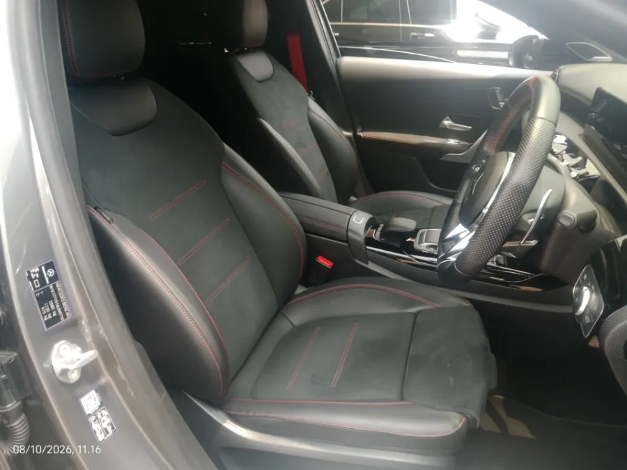 Foto Mobil Bekas Kabin Depan Mercedes-Benz A35 AMG 2.0 4MATIC tahun 2022
