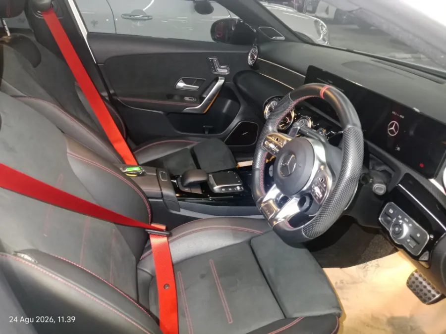 Foto Mobil Bekas Kabin Depan Mercedes-Benz A35 AMG 2.0 4MATIC tahun 2023