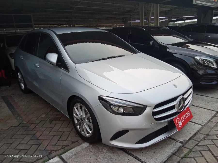 Foto Mobil Bekas Kanan Depan Mercedes-Benz B200 1.3 tahun 2018