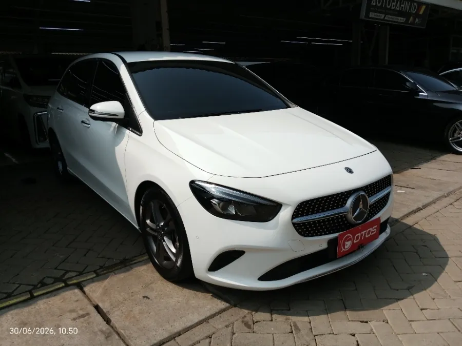 Foto Mobil Bekas Kanan Depan Mercedes-Benz B200 1.3 tahun 2020