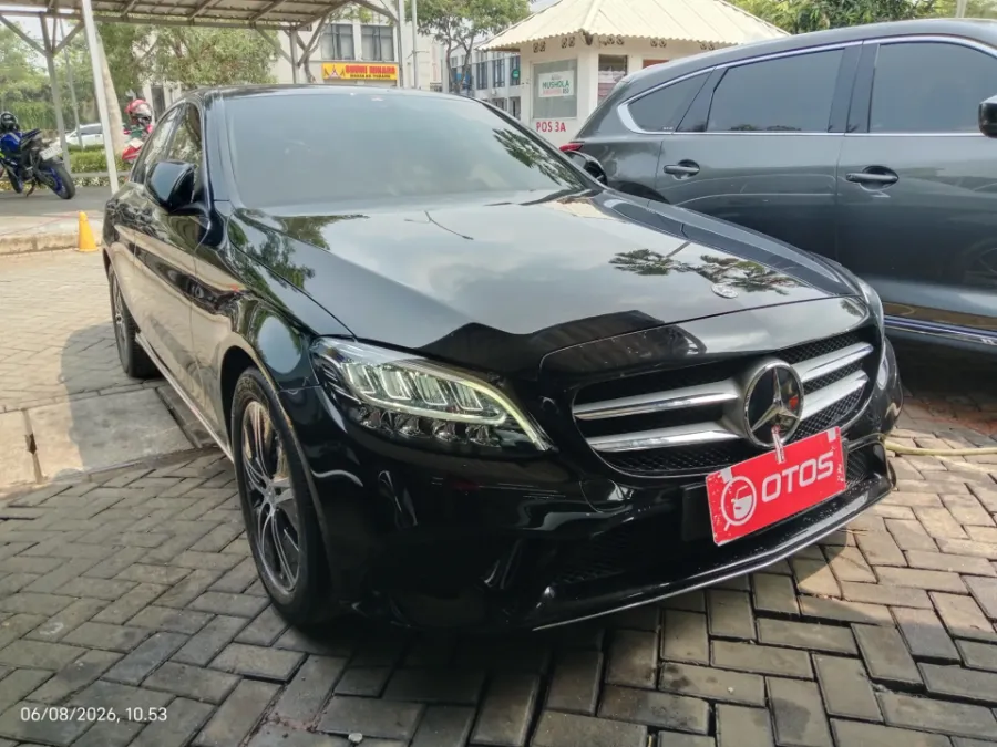Foto Mobil Bekas Kanan Depan Mercedes-Benz C180 1.5 tahun 2019