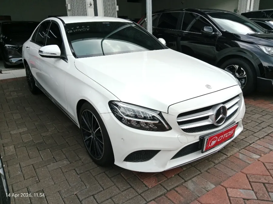 Foto Mobil Bekas Kanan Depan Mercedes-Benz C200 1.5 tahun 2019