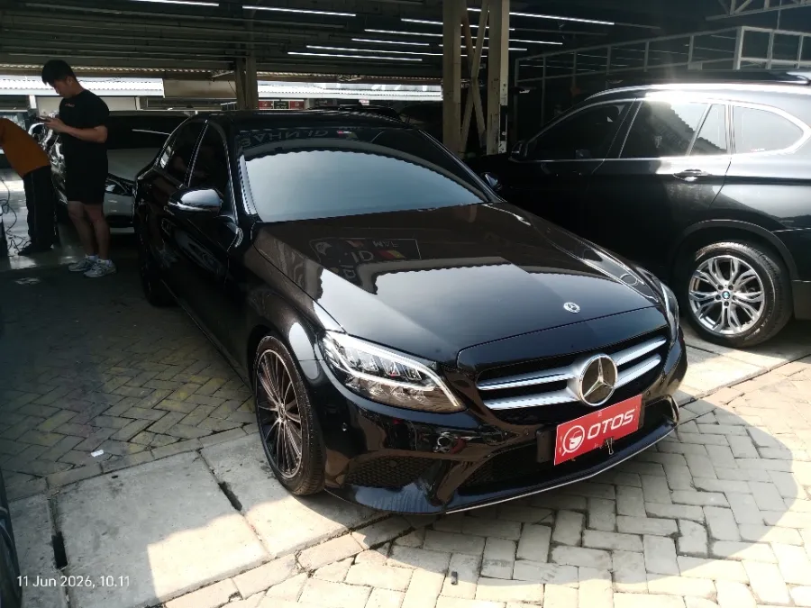 Foto Mobil Bekas Kanan Depan Mercedes-Benz C200 1.5 tahun 2019