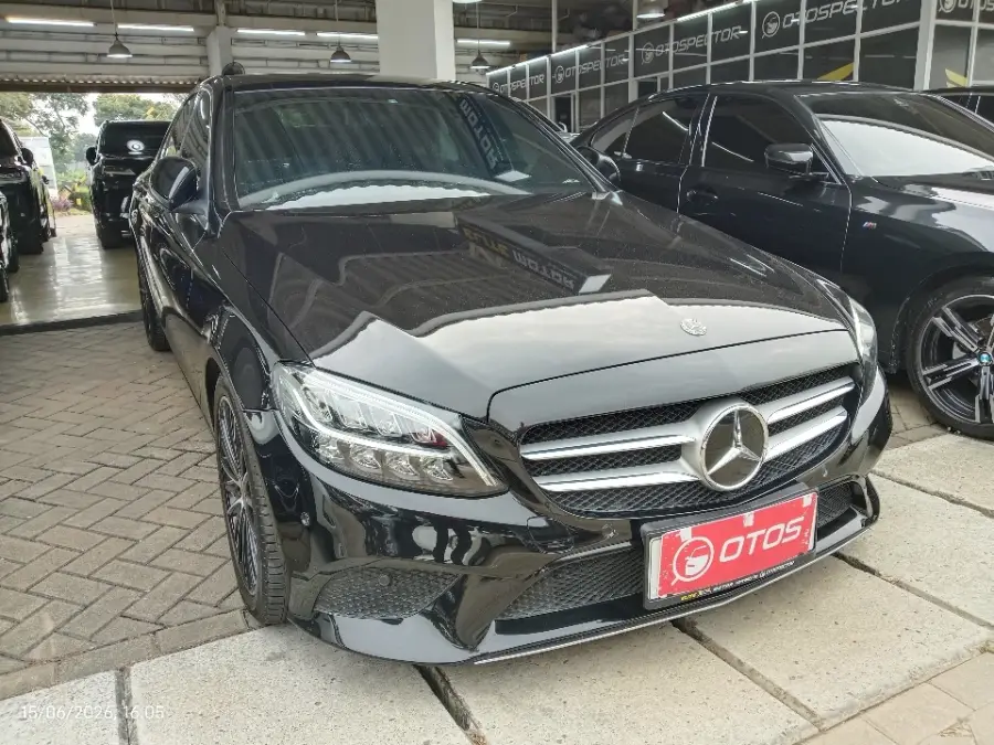 Foto Mobil Bekas Kanan Depan Mercedes-Benz C200 1.5 tahun 2019