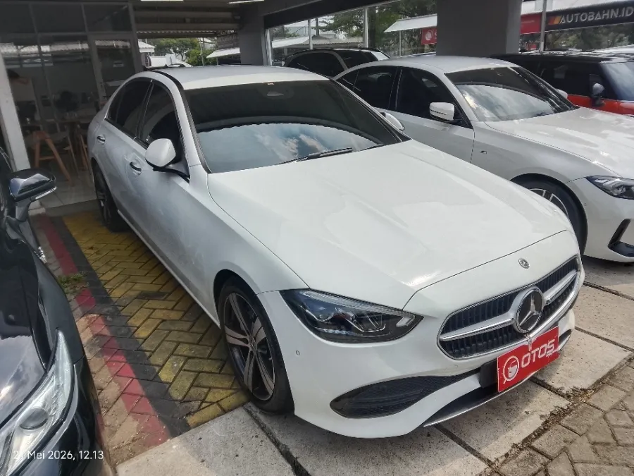 Foto Mobil Bekas Kanan Depan Mercedes-Benz C200 1.5 tahun 2022