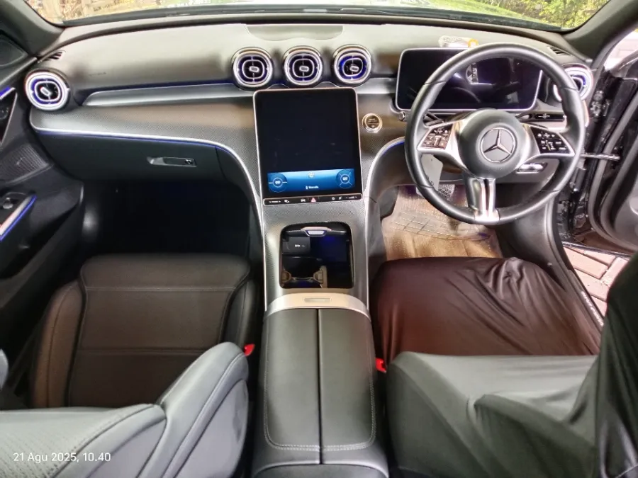 Foto Mobil Bekas Dashboard Mercedes-Benz C200 1.5 tahun 2023