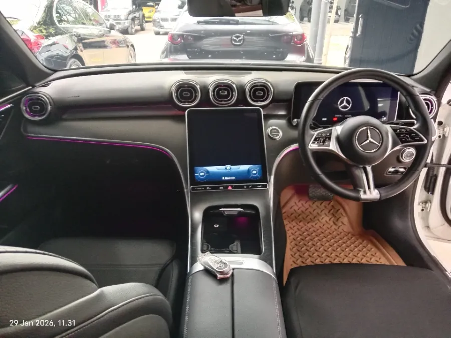 Foto Mobil Bekas Dashboard Mercedes-Benz C200 1.5 tahun 2023
