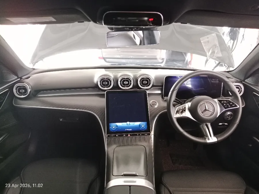 Foto Mobil Bekas Dashboard Mercedes-Benz C200 1.5 tahun 2023