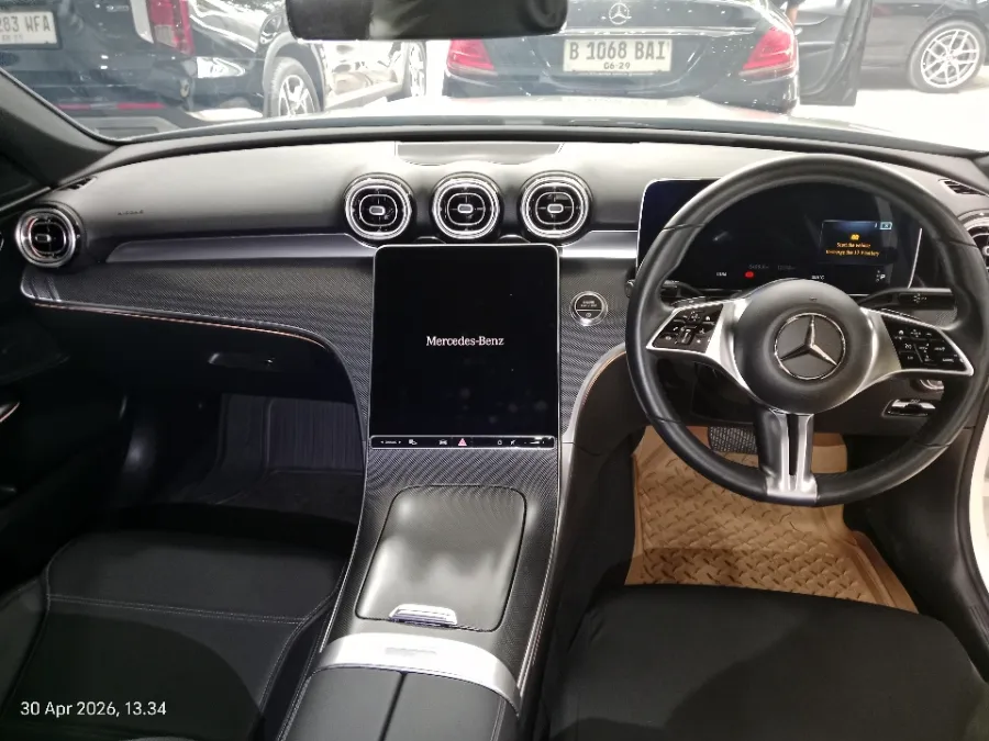 Foto Mobil Bekas Dashboard Mercedes-Benz C200 1.5 tahun 2023