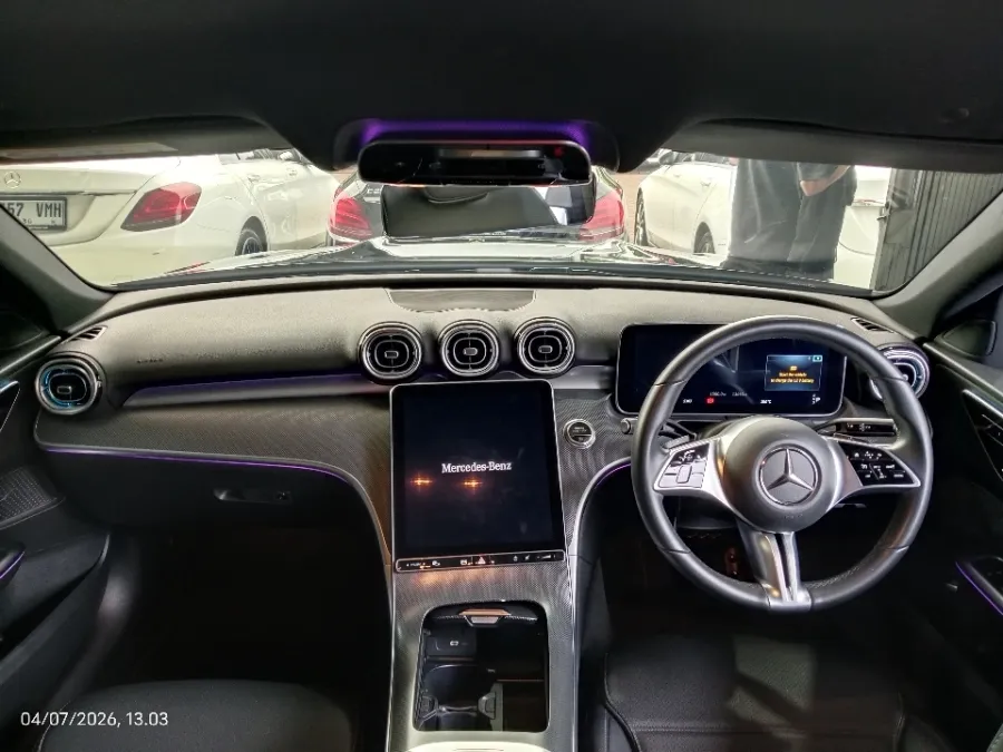 Foto Mobil Bekas Dashboard Mercedes-Benz C200 1.5 tahun 2023