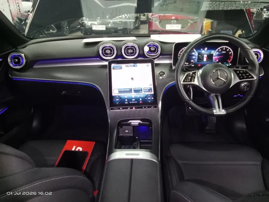 Foto Mobil Bekas Dashboard Mercedes-Benz C200 1.5 tahun 2023
