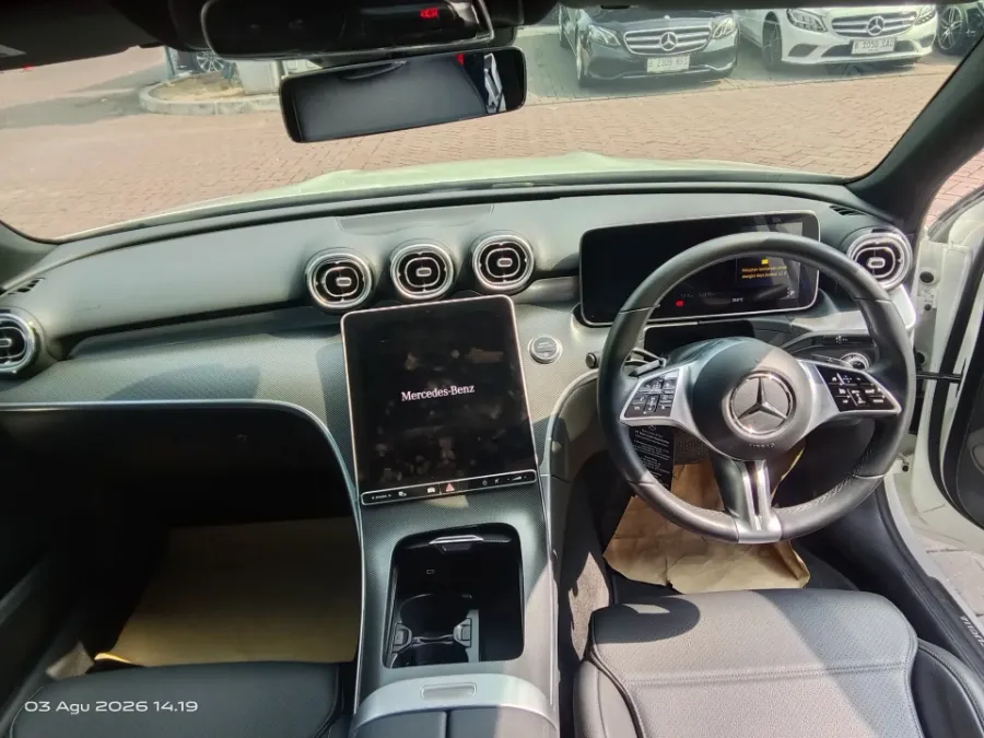 Foto Mobil Bekas Dashboard Mercedes-Benz C200 1.5 tahun 2023