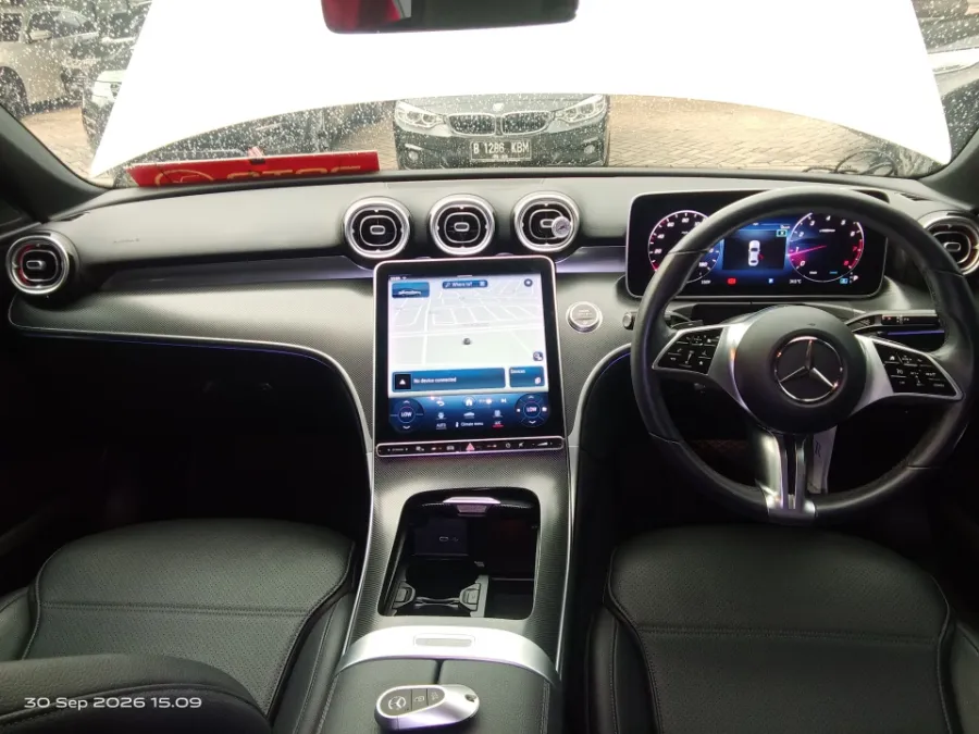 Foto Mobil Bekas Dashboard Mercedes-Benz C200 1.5 tahun 2023