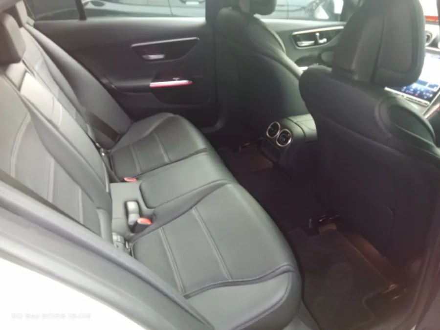 Foto Mobil Bekas Kabin Belakang Mercedes-Benz C200 1.5 tahun 2023