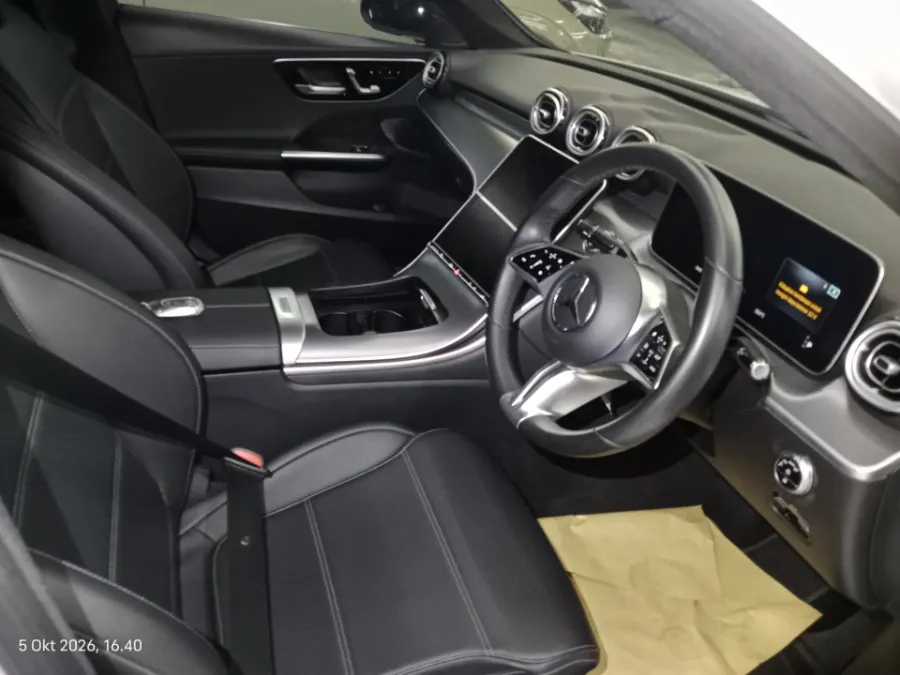 Foto Mobil Bekas Kabin Depan Mercedes-Benz C200 1.5 tahun 2023