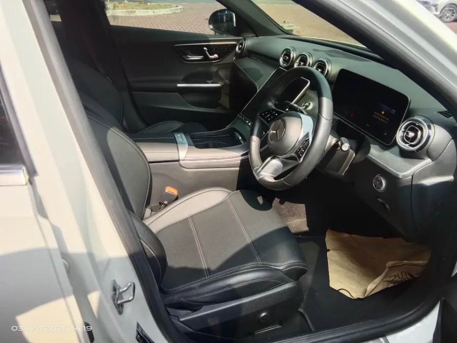 Foto Mobil Bekas Kabin Depan Mercedes-Benz C200 1.5 tahun 2023