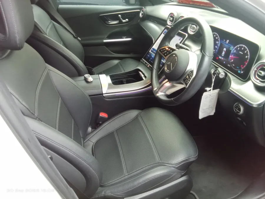 Foto Mobil Bekas Kabin Depan Mercedes-Benz C200 1.5 tahun 2023
