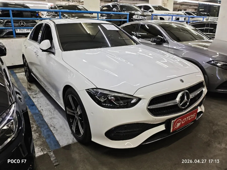 Foto Mobil Bekas Kanan Depan Mercedes-Benz C200 1.5 tahun 2023