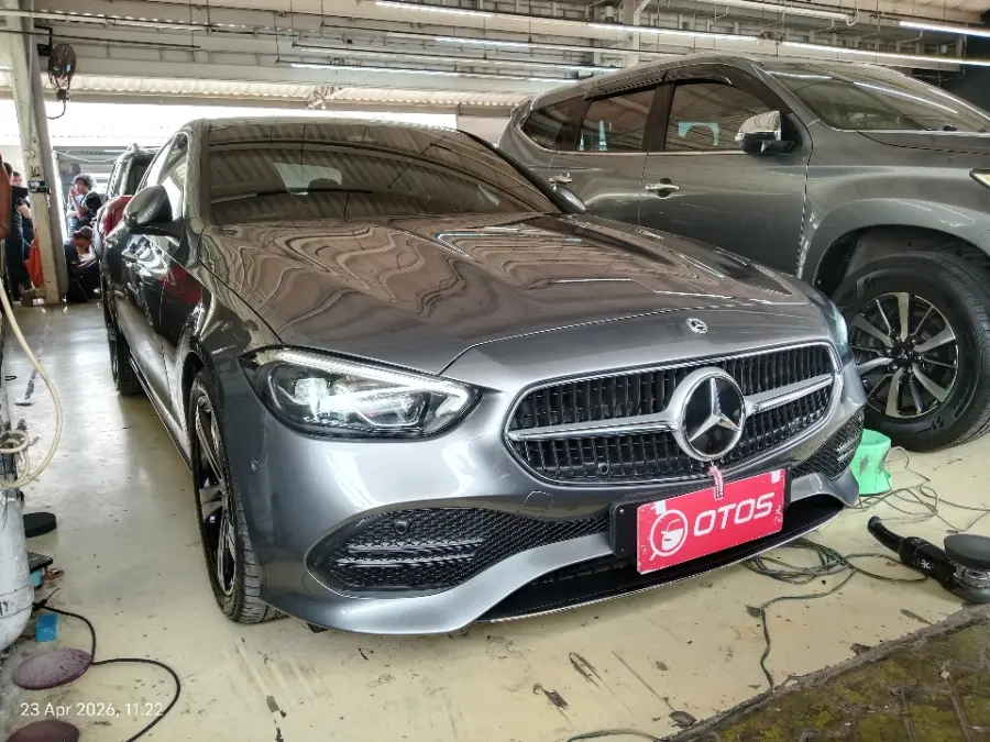 Foto Mobil Bekas Kanan Depan Mercedes-Benz C200 1.5 tahun 2023