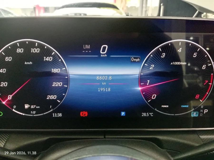Foto Mobil Bekas Odometer Mercedes-Benz C200 1.5 tahun 2023