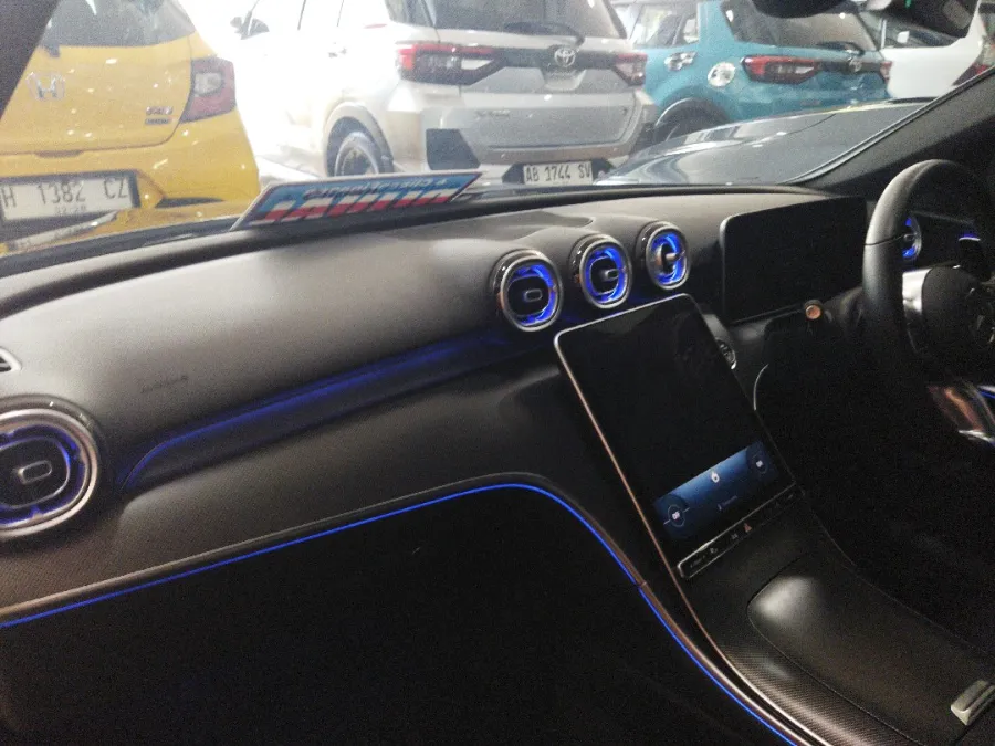 Foto Mobil Bekas Dashboard Mercedes-Benz C200 1.5 tahun 2024