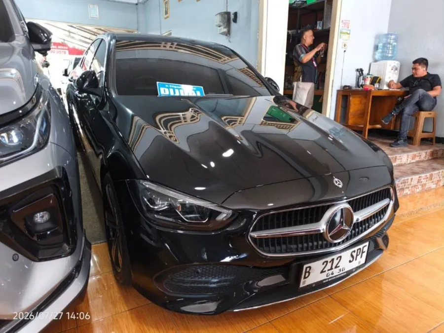 Foto Mobil Bekas Kanan Depan Mercedes-Benz C200 1.5 tahun 2024