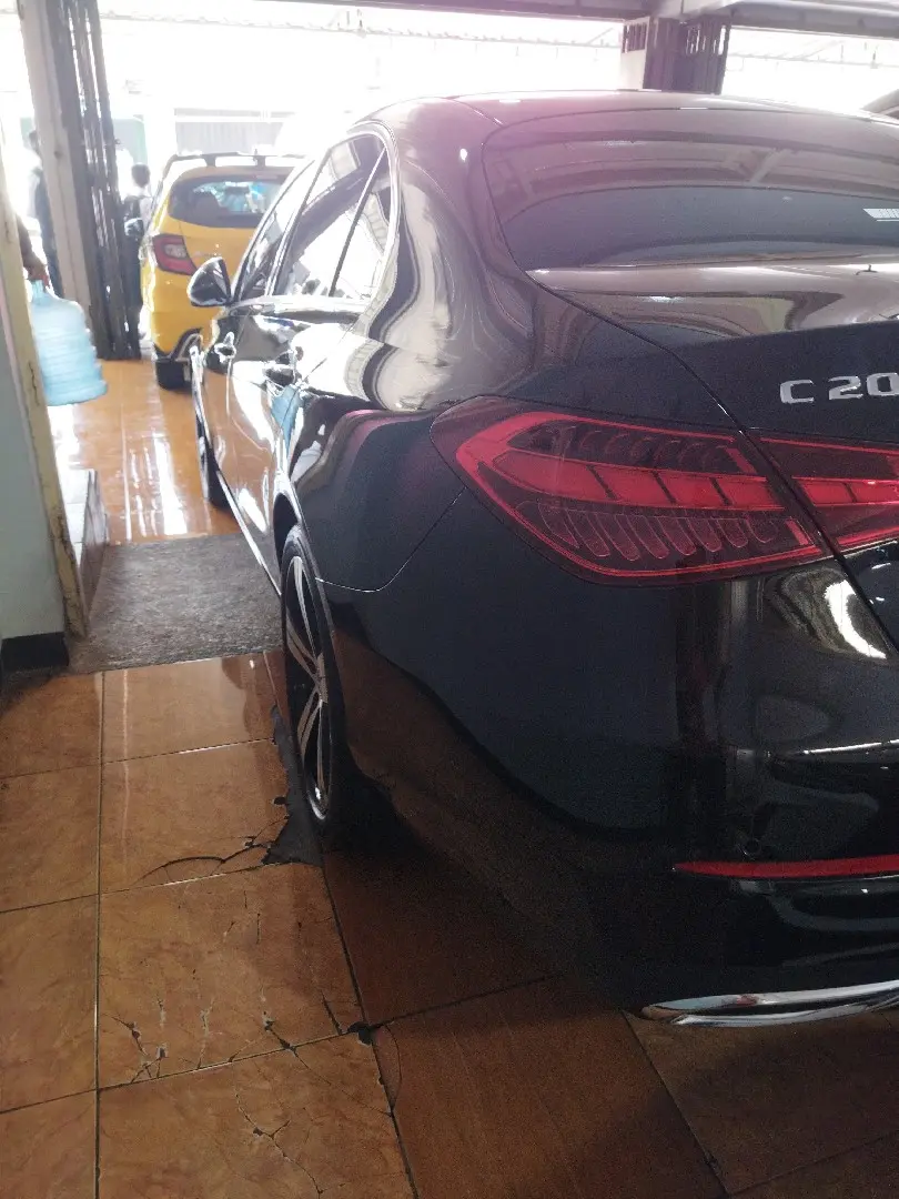 Foto Mobil Bekas Kiri Belakang Mercedes-Benz C200 1.5 tahun 2024