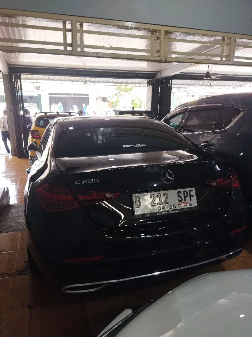 Foto Mobil Bekas Tampak Belakang Mercedes-Benz C200 1.5 tahun 2024